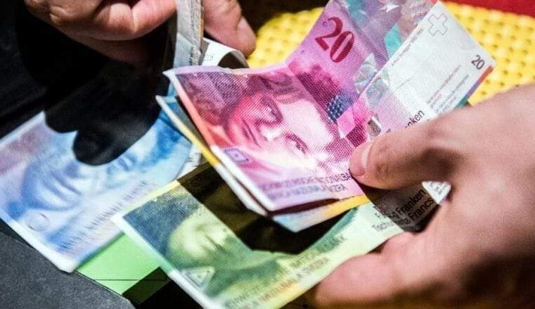Suharekë, dyshohet se në një bankë u deponuan mbi 10 mijë franga të falsifikuara