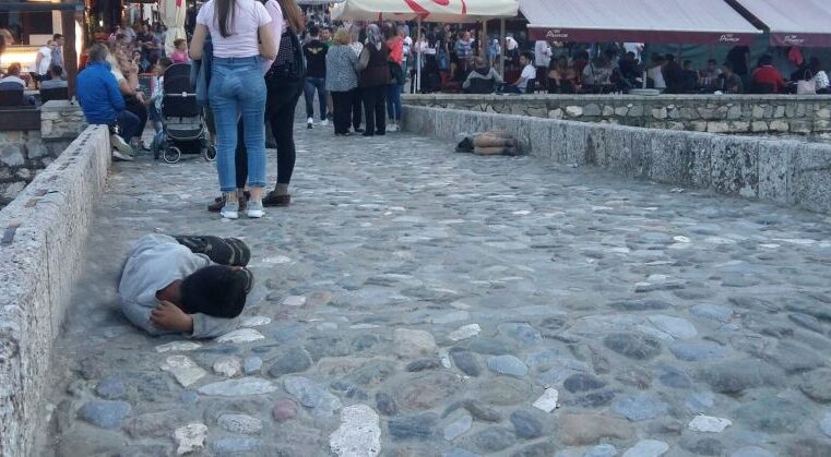 Më në fund Policia largon lëmoshëkërkuesit fëmijë nga i gjithë vendi