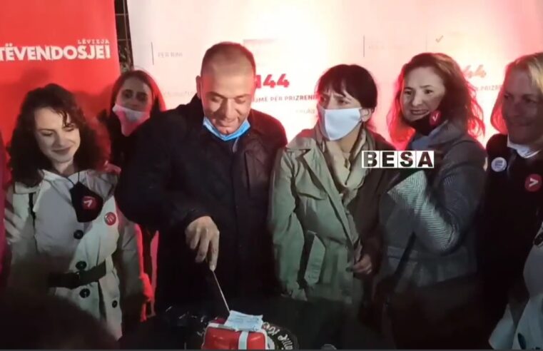 Surprizohet me “Happy Birthday” 🎂kryetari Haskuka në tubimin në Ortakoll nga simpatizantët e Vetëvendosjes (VIDEO)