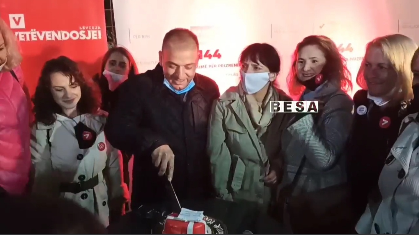 Surprizohet me “Happy Birthday” 🎂kryetari Haskuka në tubimin në Ortakoll nga simpatizantët e Vetëvendosjes (VIDEO)
