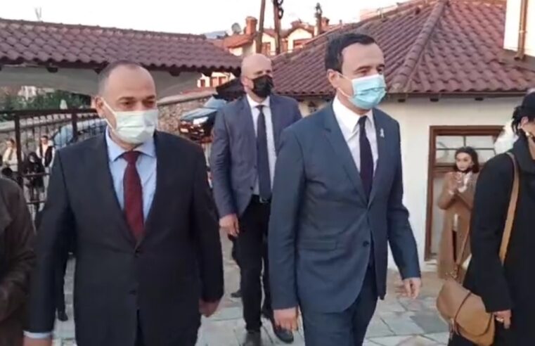 Albin Kurti merr pjesë në tubimin me gra në platon e Kino Evropës në Prizren (VIDEO)