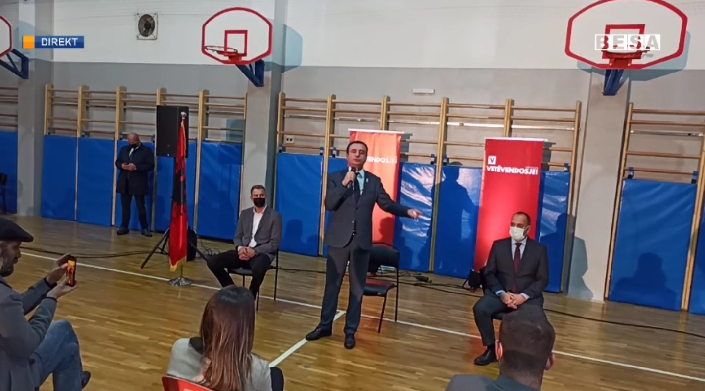 Albin Kurti takon elektoratin e Lëvizjes Vetëvendosje në lagjen Tusuz në Prizren (VIDEO)