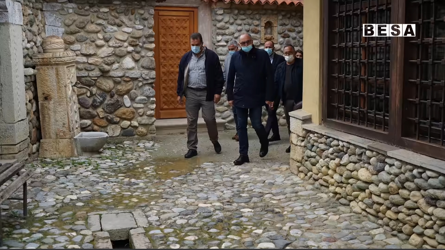 Kandidati Shaqir Totaj viziton Teqenë Halveti dhe po kështu takon sportist e fermerë në Prizren