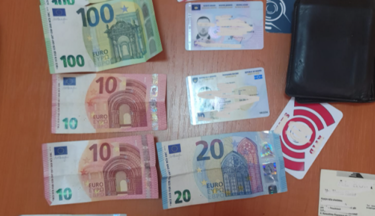 Qytetari gjen portofolin me rreth 250 euro në Prizren – e dorëzoi në polici