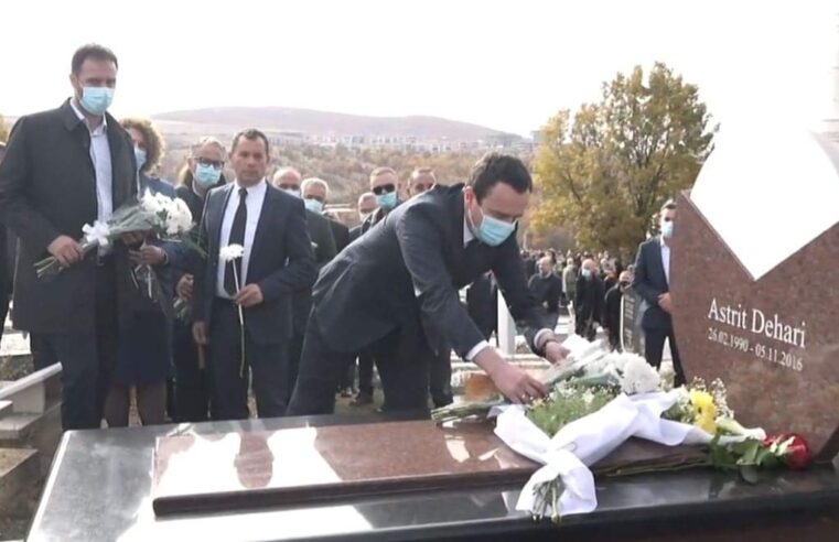 Konjufca e Kurti i bashkohen familjes dhe shumë qytetarëve në homazhet për Deharin