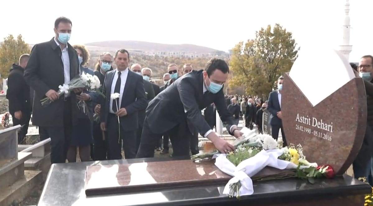 Konjufca e Kurti i bashkohen familjes dhe shumë qytetarëve në homazhet për Deharin
