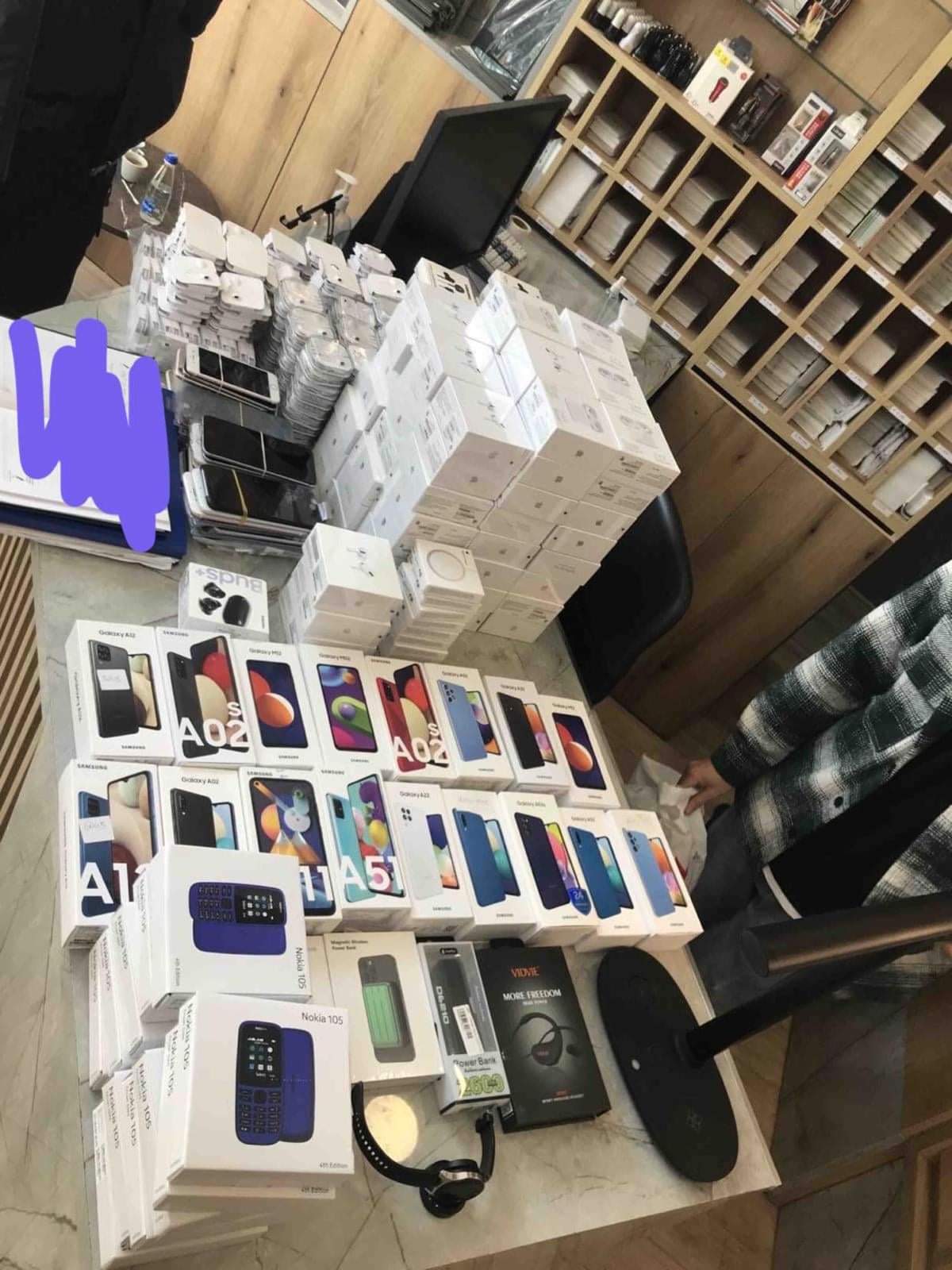 Dogana e Kosovës sërish në aksion në dyqanet e telefonave, konfiskohen 92 të tillë