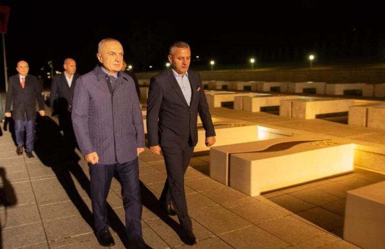 Ilir Meta bën homazhe në Prekaz, pritet nga Bekim Jashari dhe Ramiz Lladrovci