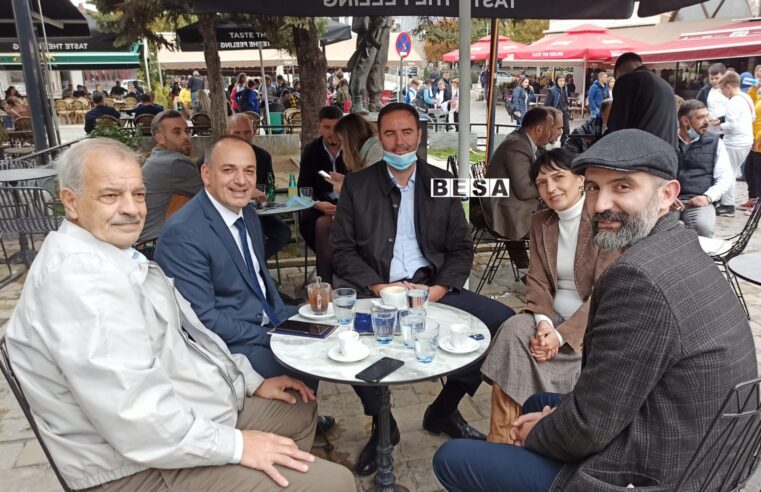 Kryetari i Kuvendit Glauk Konjufca shijon kafen ☕️ në Shadërvan me Kryetarin e Prizrenit Mytaher Haskuka