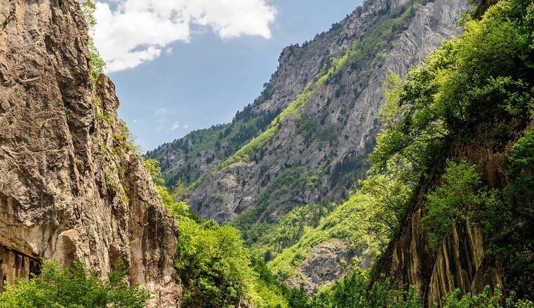Vdes personi pasi ra nga shkëmbinjët në Rugovë