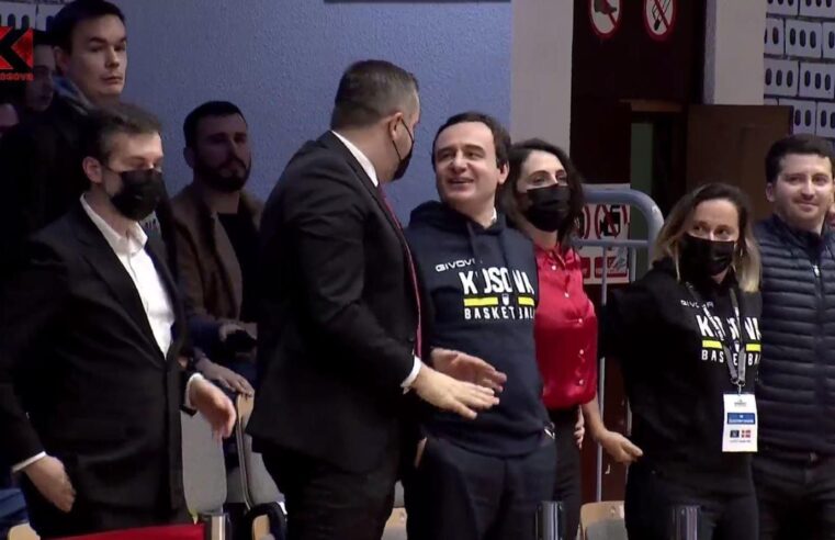 Kështu gëzohet Kryeministri Kurti pas fitores së basketbollistëve të Kosovës ndaj Danimarkës