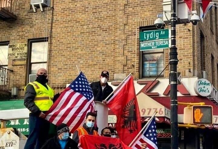 🇺🇸🇦🇱 28 Nëntori: Qyteti i Nju Jorkut stoliset me flamuj kuq e zi me rastin e Ditës së Flamurit!