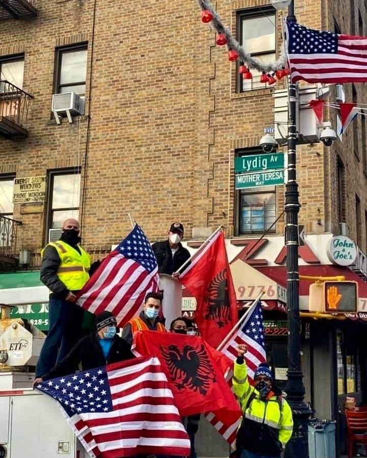 🇺🇸🇦🇱 28 Nëntori: Qyteti i Nju Jorkut stoliset me flamuj kuq e zi me rastin e Ditës së Flamurit!