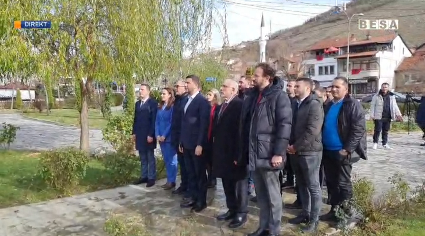 Kryetari i PDK, së Memli Krasniqi në Homazhe te Kompleksi i Lidhjes Shqipëtare të Prizrenit me rastin e 28 nëntorit ditës së flamurit