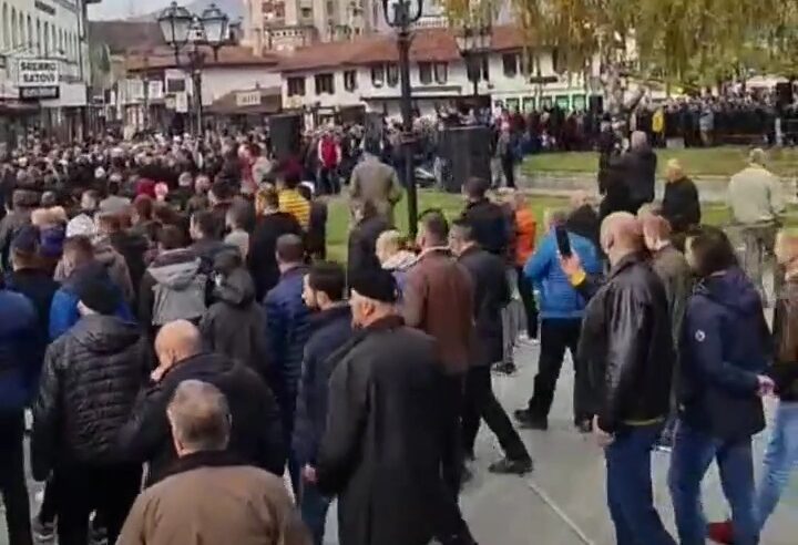 Mblidhen mijëra njerëz në sheshin e Novi Pazarit në nderim të Muftiut të Sanxhakut Muamer ef Zukorliç (VIDEO)