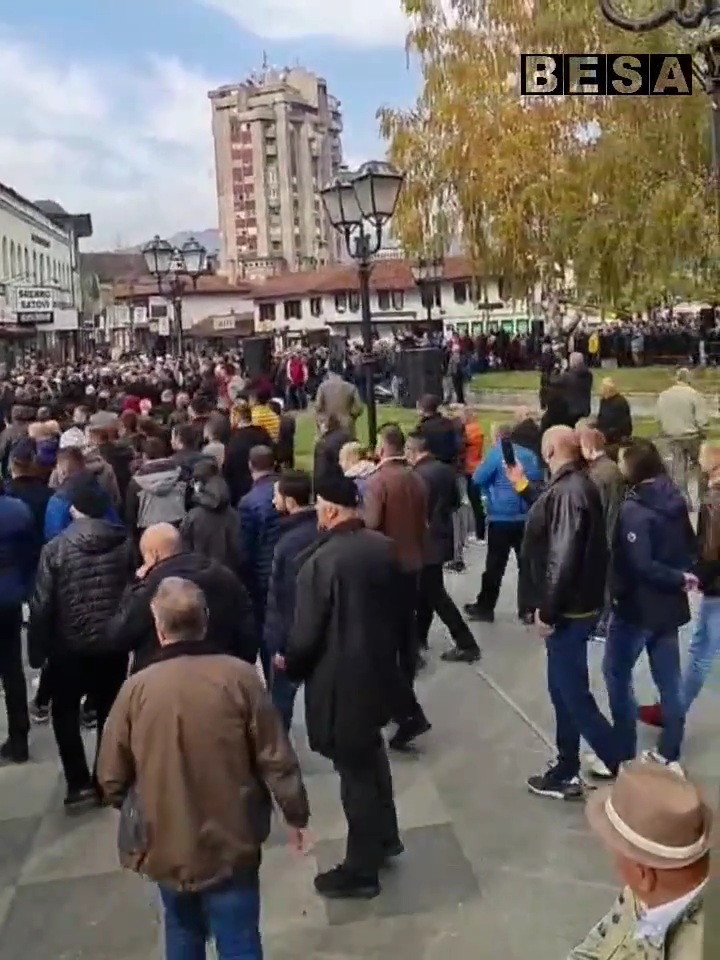 Mblidhen mijëra njerëz në sheshin e Novi Pazarit në nderim të Muftiut të Sanxhakut Muamer ef Zukorliç (VIDEO)