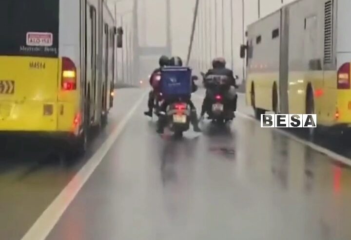 Dy shofer të autobusit ndihmojnë disa  motoçiklista të cilët nuk mundën të kalojnë urën nga stuhia në Stamboll (VIDEO)