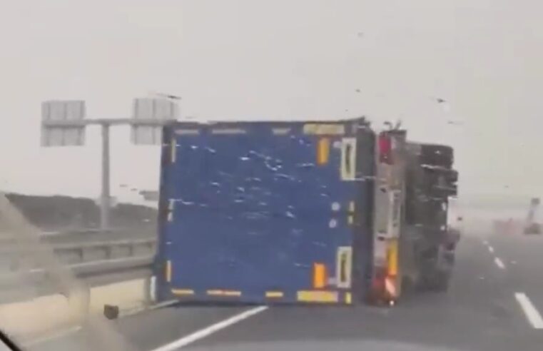 Frymë e madhe sot në Stamboll, rrotullohen kamionët në mes të rrugës! (VIDEO)