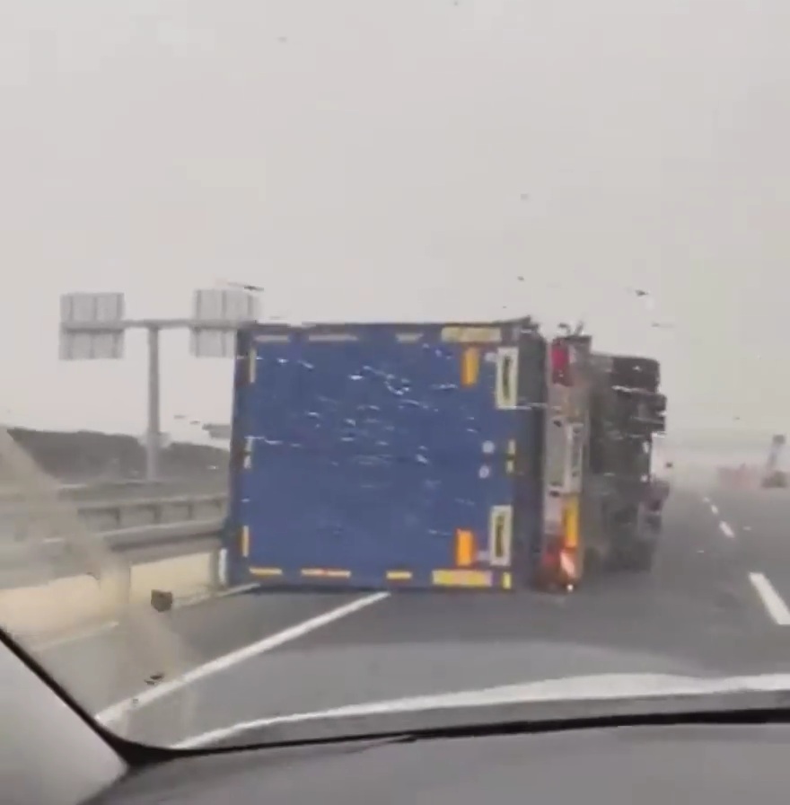 Frymë e madhe sot në Stamboll, rrotullohen kamionët në mes të rrugës! (VIDEO)