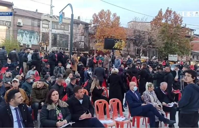 Kryeministri Albin Kurti mer pjesë në tubimin tek sheshi “Komandant Drini”në Prizren