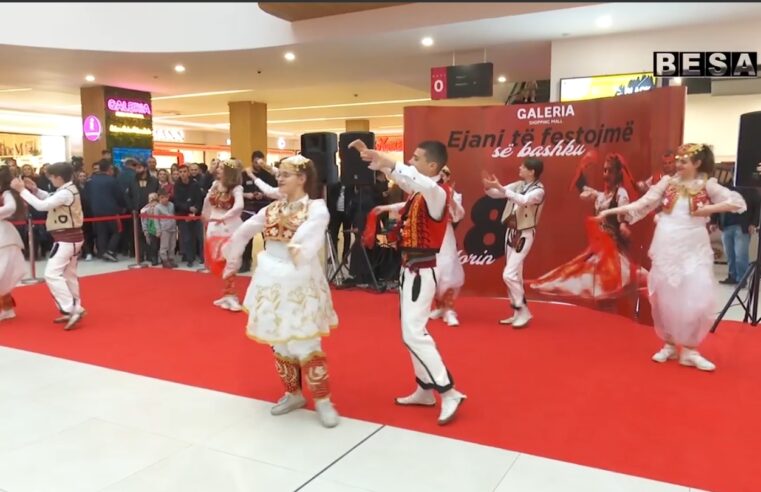 Festa e Flamurit shënohet në “Galeria Shoping Mall” me këngë e valle