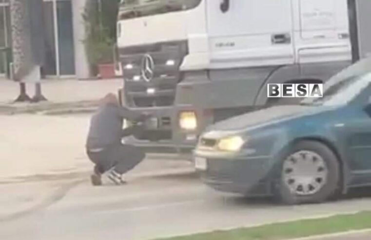 Policia në Prizren ndalon një kamion dhe e detyron ti mbulojë simbolet e Sërbisë (VIDEO)