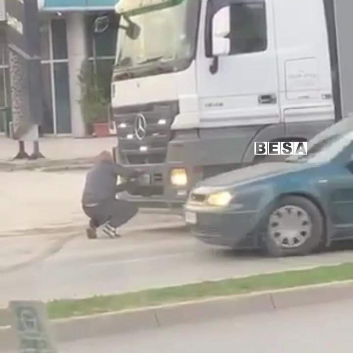 Policia në Prizren ndalon një kamion dhe e detyron ti mbulojë simbolet e Sërbisë (VIDEO)