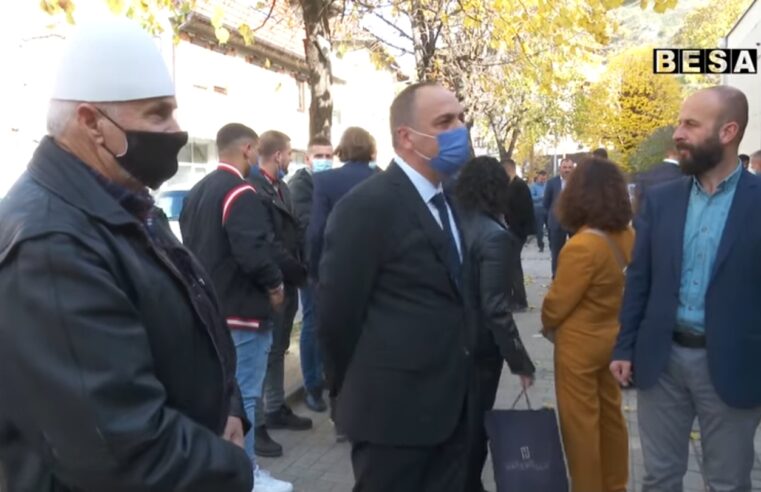 Përkujtohet Astrit Dehari, Kryetari Haskuka vuri buqeta lulesh tek vendi i përkujtimit
