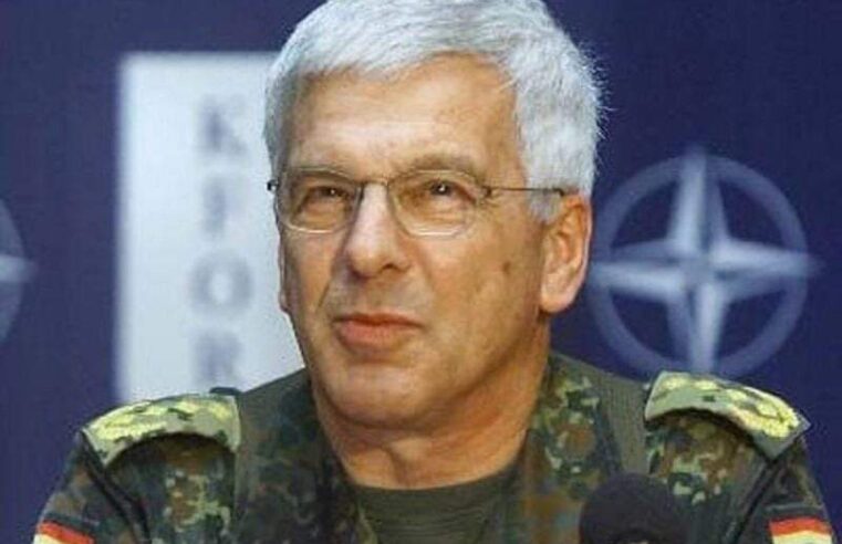 Vdes komandanti i parë i trupave të KFOR-it në Kosovë Gjenerali Klaus Reinhardt