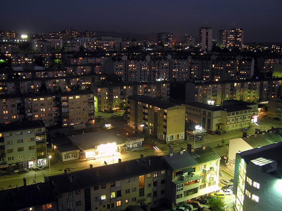 Vdes 50-vjeçari në Prishtinë, ra nga ndërtesa