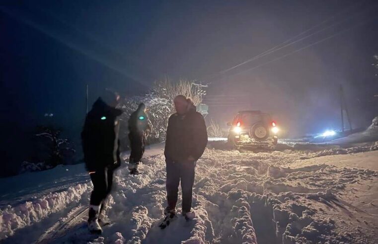 Policia evakuon familjet e bllokuara nga bora e madhe në Bjeshkën e Rugovës