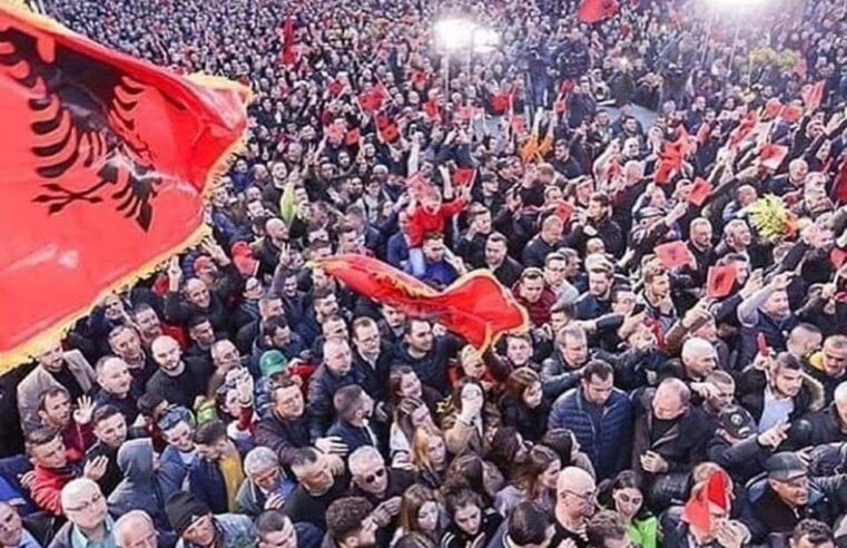 Mblidhen mijëra vetë në Tiranë, protestojnë kundër ardhjes së Vuçiqit!