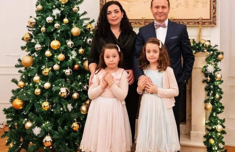 Presidentja Vjosa Osmani bashkë me burrin e saj dhe dy vajzat shkëlqejnë në fotografinë për fundvit!
