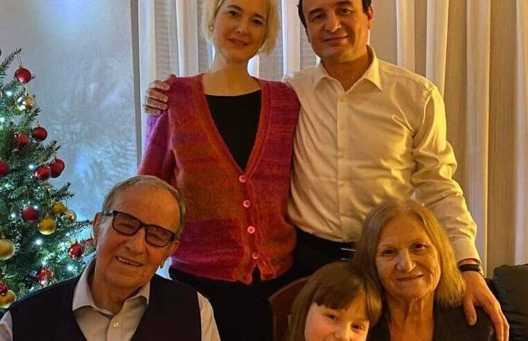 Kryeministri i Kosovës, Albin Kurti bashkë me prindërit, bashkëshorten e vajzën uron Vitin e Ri