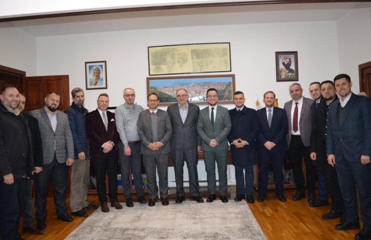 Zyrtarët e Bashkësisë Islame dhe Imamët vizitojnë Kryetarin e Prizrenit Shaqir Totaj