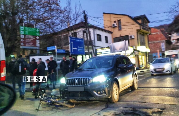 Biçiklisti goditet nga vetura në rrugën “Adem Jashari” në Prizren, dërgohet në Spitalin e Prizrenit