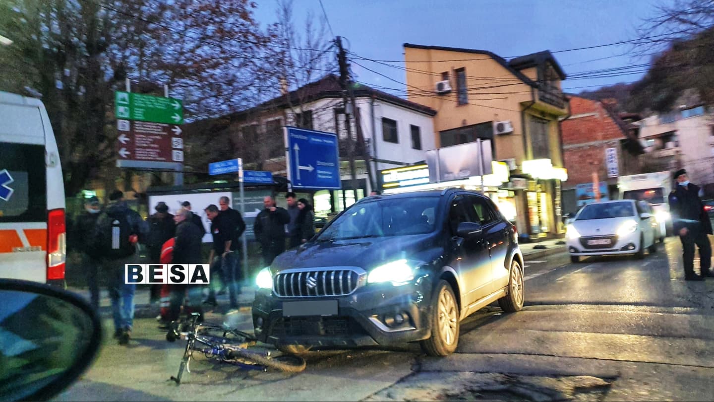 Biçiklisti goditet nga vetura në rrugën “Adem Jashari” në Prizren, dërgohet në Spitalin e Prizrenit