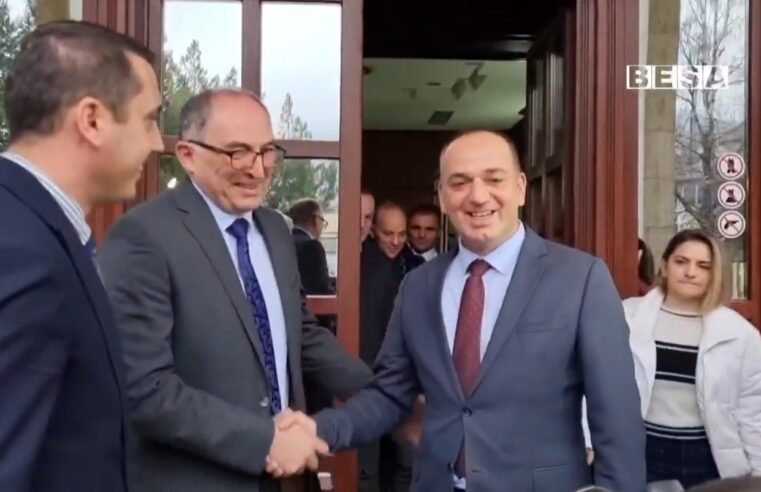 Kryetari Totaj përcjellë ish kryetarin e deri tanishëm të Prizrenit Mytaher Haskuka nga Shëpia e Bardhë (VIDEO)