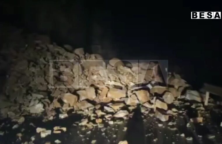 Shembet një pjesë e malit afër Tunelit në rrugën Prizren – Prevallë, bllokohet rruga (VIDEO)