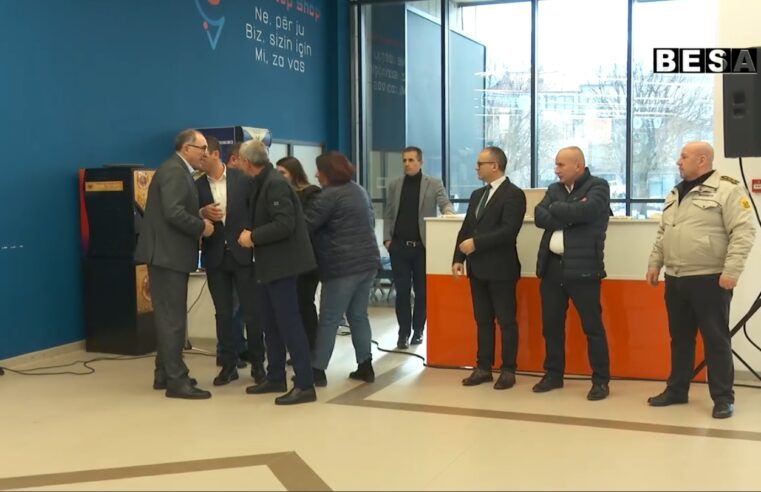Kryetari Totaj takon punëtorët e komunës së  Prizrenit dhe uron ata për shëndet e angazhim që kanë bërë në interes të qytetarëve