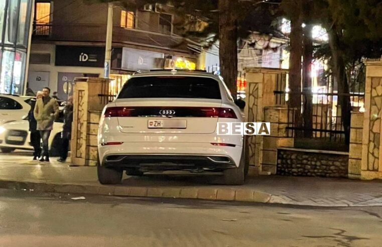 Kështu parkon veturën mërgimtari në trotuarin para “Shtëpisë së Bardhë” në Prizren