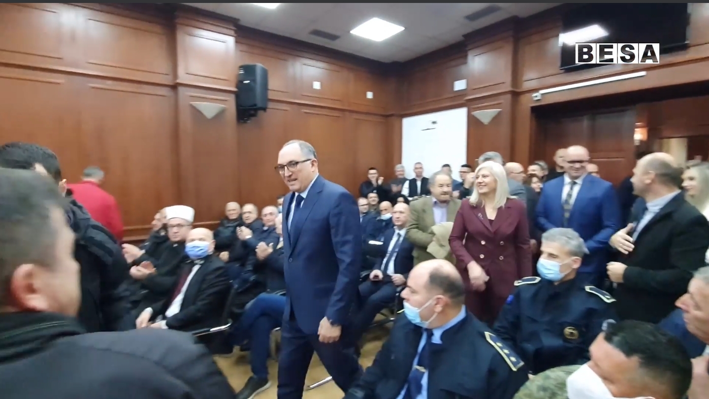 Në mbledhjen inauguruese të Kuvendit të Komunës, kuvendarët e dhanë betimin, Shaqir Totaj, morri zyrtarisht detyrën e kryetarit të Prizrenit
