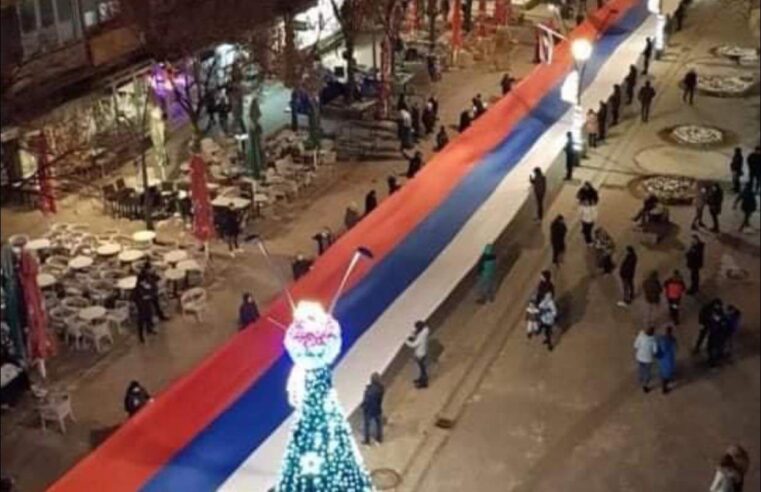 Serbët e veriut provokojnë duke shpalosur flamurin 300 metër të Serbisë