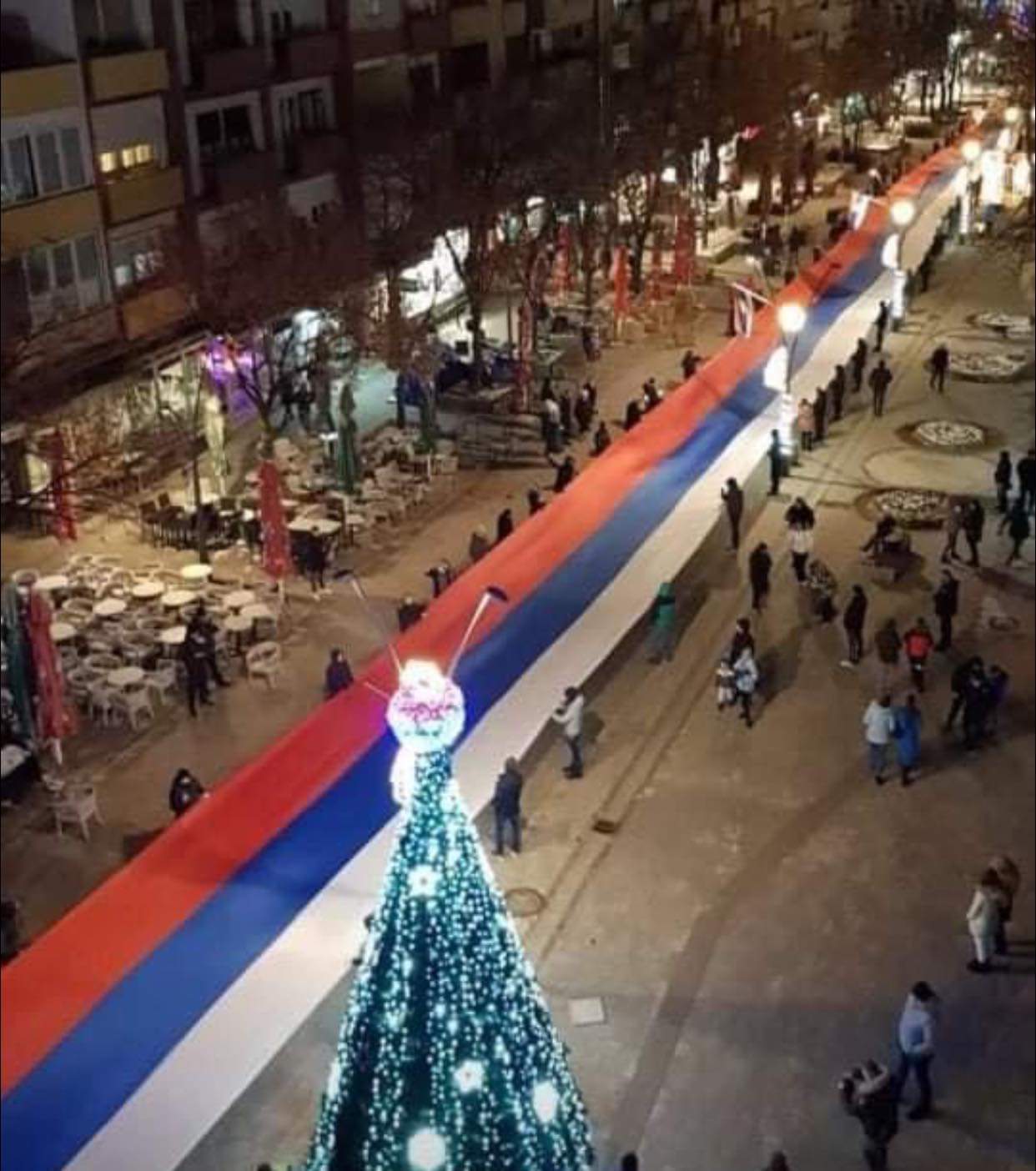 Serbët e veriut provokojnë duke shpalosur flamurin 300 metër të Serbisë