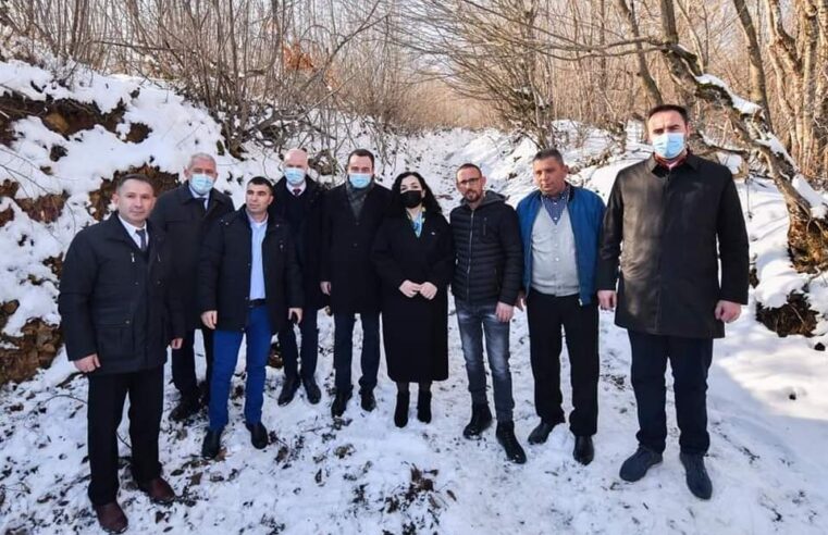 Osmani, Kurti dhe Konjufca vizitojnë “Kodrën e Bebushit” vendin ku ndodhi masakra e Reçakut