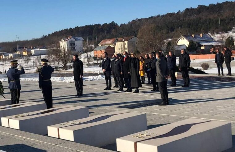 Kurti bën homazhe tek Kompleksi Memorial “Adem Jashari” në Prekaz