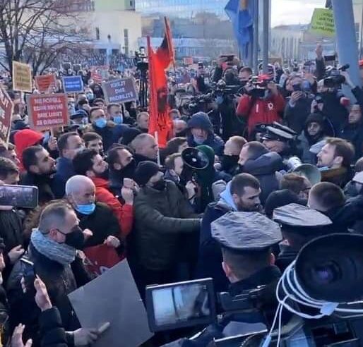 Eskalon situata/ Protestuesit hyjnë në oborrin e Qeverisë dhe tentojnë të futen brenda