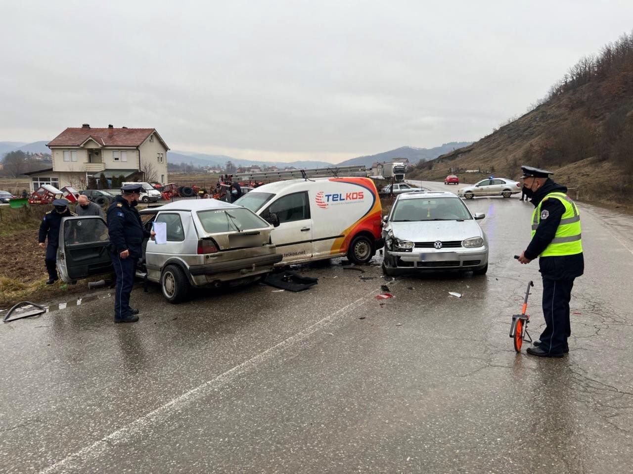 Dy të vdekur pas aksidentit të rëndë në rrugën Prishtinë- Podujevë