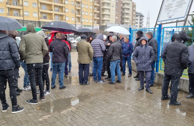 Banorët e lagjes “Bajram Curri”protestojnë për shkak të reduktimeve të ujit para zyreve të Hidroregjionit Jugor në Prizren