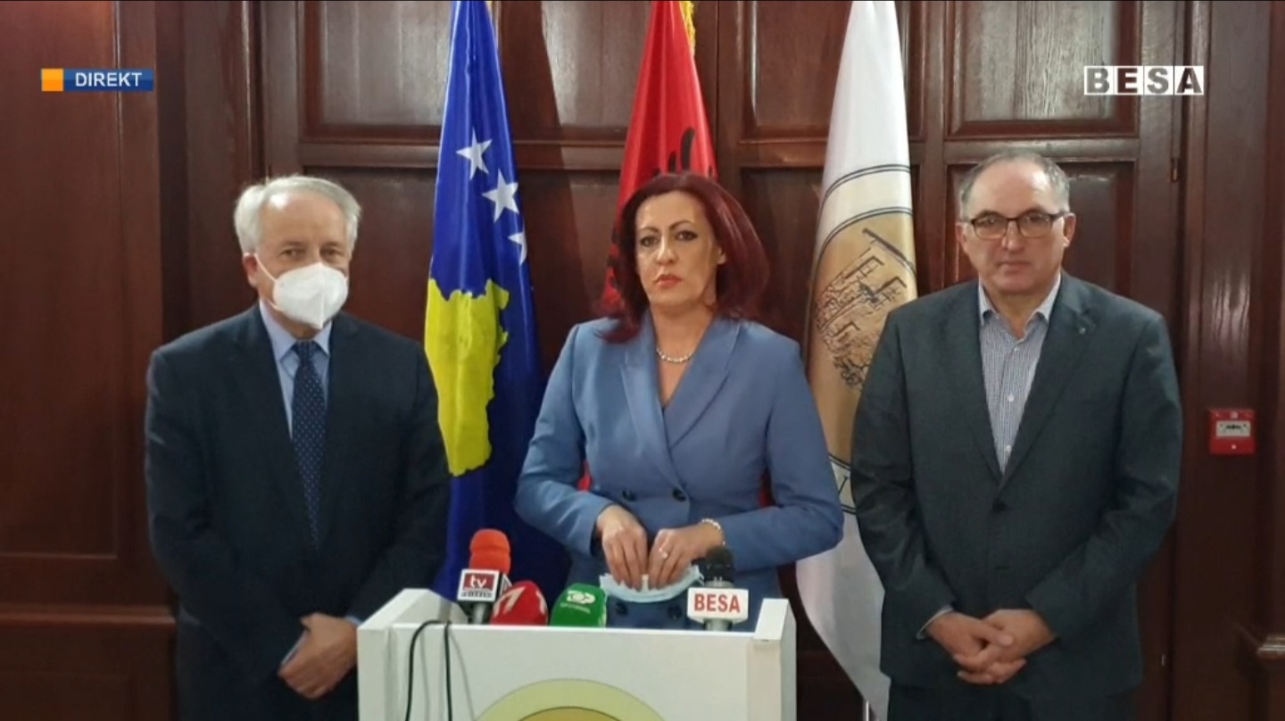 Konferencë nga Zëvendëskryeministrja Emilija Redžepi dhe ministri i Shëndetësisë, Rifat Latifi, dhe  Kryetari i Komunës së Prizrenit, Shaqir Totaj.